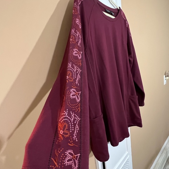 Susan Graver Weekend Collection Lounge Top with Embroidered sleeves - Picture 13 of 14